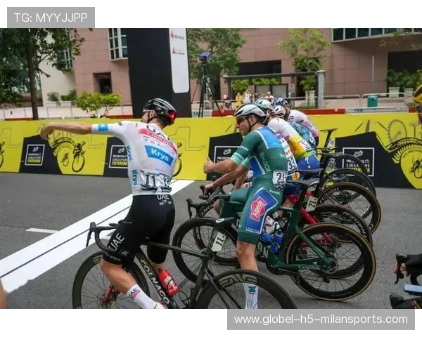 环法新加坡绕圈赛雨中起跑 意大利冲刺王首战夺冠展风采