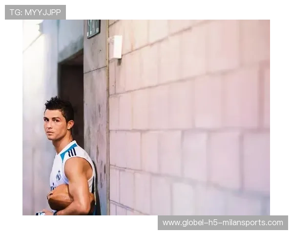 C罗旧照片被扒出惊人细节,粉丝连夜收藏 C罗旧照片被扒出惊人细节,粉丝连夜收藏