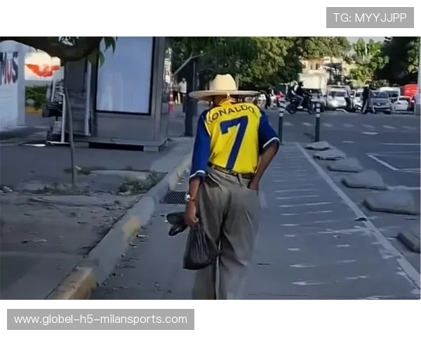 C罗旧照片被扒出惊人细节,粉丝连夜收藏