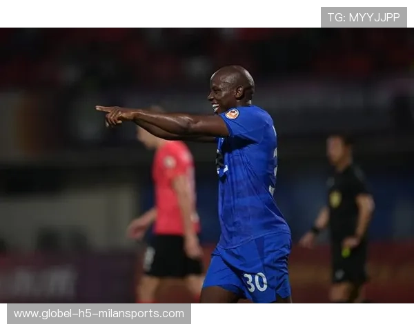 云南玉昆的头球争抢在禁区内极具威胁