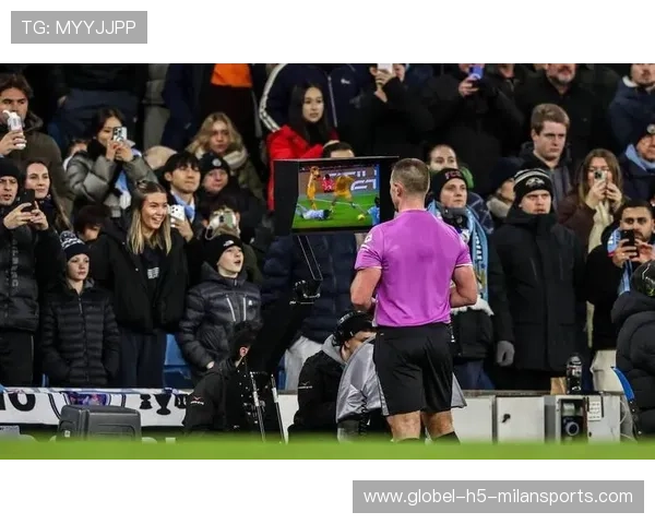 哈兰德禁区内抗住范德文扫射入网，为曼城客场带走一球